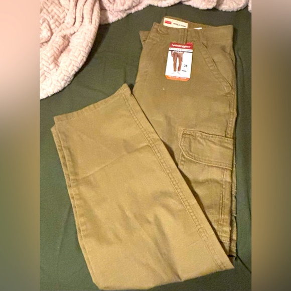 NWT Khaki Wrangler Cargo Pants - Picture 1 of 4